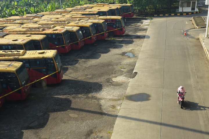 Deretan bus TransJakarta yang rusak dan tidak terawat terparkir di kawasan Terminal Terpadu Pulo Gebang, Jakarta Timur, Minggu, 9 April 2023.