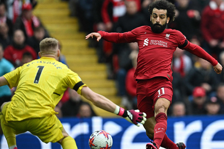 The Reds akhirnya mampu memperkecil ketertinggalan menjadi 1-2 pada menit ke-42 setelah Salah mencetak gol setelah memanfaatkan kemelut di depan Aaron Ramsdale. Skor tersebut bertahan hingga babak pertama usai.