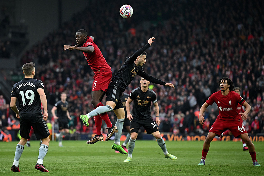Pada babak pertama Arsenal mampu unggul cepat pada menit ke-8 setelah Gabriel Martinelli memanfaatkan kesalahan lini belakang Liverpool lalu mencetak gol sehingga skor berubah menjadi 1-0.