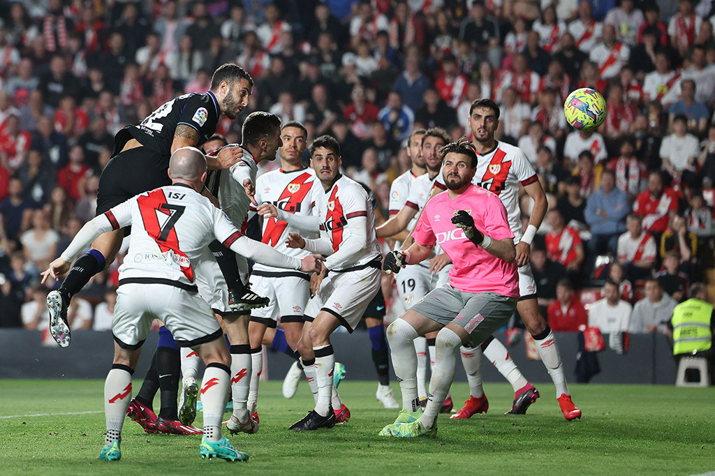 Mario Hermoso berhasil menggandakan keunggulan Atletico dua menit kemudian. Lewat skema sepak pojok, Yannick Carrasco mengirimkan bola ke depan gawang yang disundul Hermoso menjadi gol. Skor menjadi 2-0.