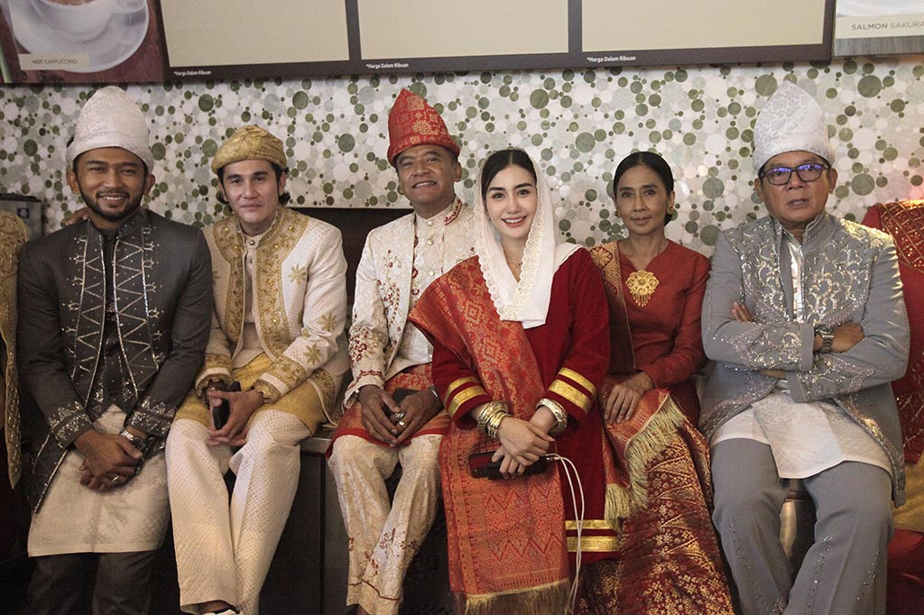 Novita yang dikenal sebagai tokoh perempuan pembangkit perekonomian masyarakat merasa tersanjung menjadi pemeran kakak kandung perempuan Buya Hamka.