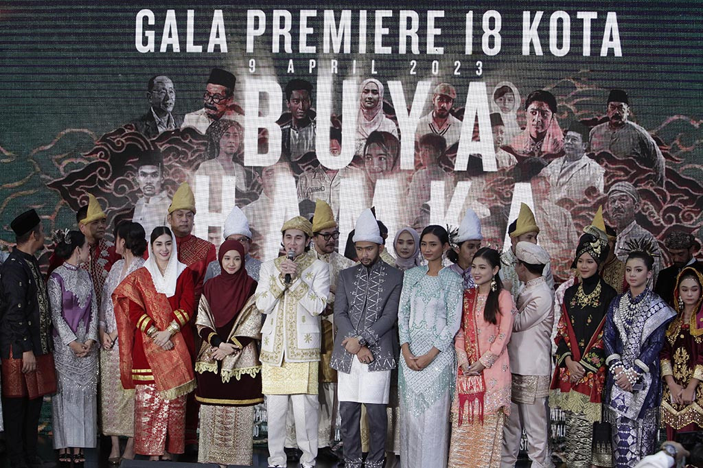 Tokoh perempuan asal Trenggalek Novita Hardini bersama para pemeran di Film Buya Hamka antara lain Vino G. Bastian, dan Mathias Muchus menunggu pemutaran perdana film Buya Hamka di Epicentrum, Rasuna Said, Jakarta, Minggu, 9 April 2023. 