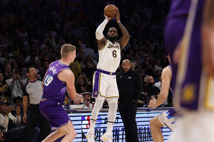 LeBron James memasukkan tiga kali tembakan tiga angka dari total 36 poin yang dicetaknya. Anthony Davis mencatatkan double-double dengan 16 poin dan 13 rebound. D'Angelo Russell menambahkan 17 poin, Malik Beasley 13 poin.