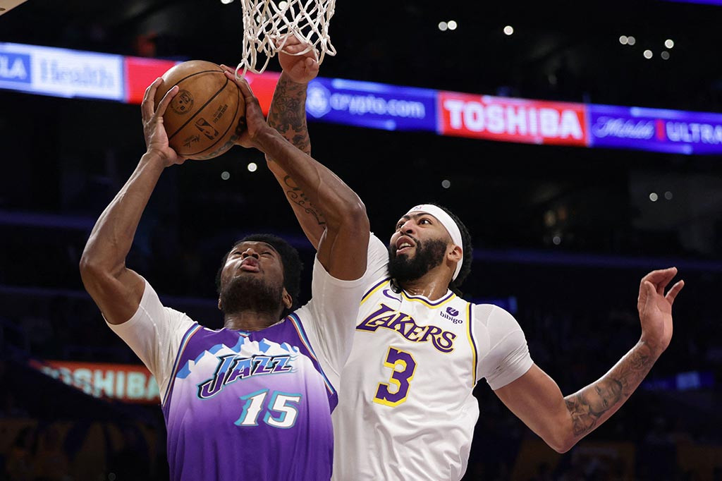 Kris Dunn mencatat double-double untuk Utah Jazz meski tak lolos babak play in dengan 26 poin dan 10 rebound. Kelly Olynk menambahkan 23 poin, dan Simone Fontecchio 20 poin. 