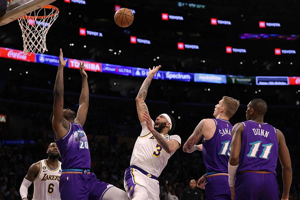 Los Angeles Lakers menang atas Utah Jazz dengan skor 128-117 pada gim terakhirnya pada musim reguler di Crypto.com Arena Los Angeles, Senin, 10 April 2023 WIB. Meski menang, Lakers tetap gagal lolos secara otomatis ke babak play off.