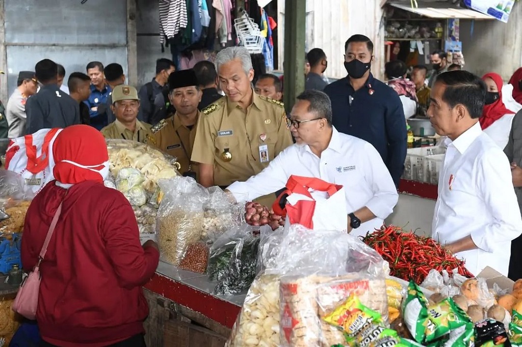 Presiden Jokowi berkeliling pasar sambil menyerahkan sejumlah bantuan sosial kepada para pedagang dan masyarakat di Pasar Selo. Presiden juga menanyakan sejumlah harga kebutuhan pokok kepada para pedagang, seperti beras, minyak, telur, daging dan bawang.