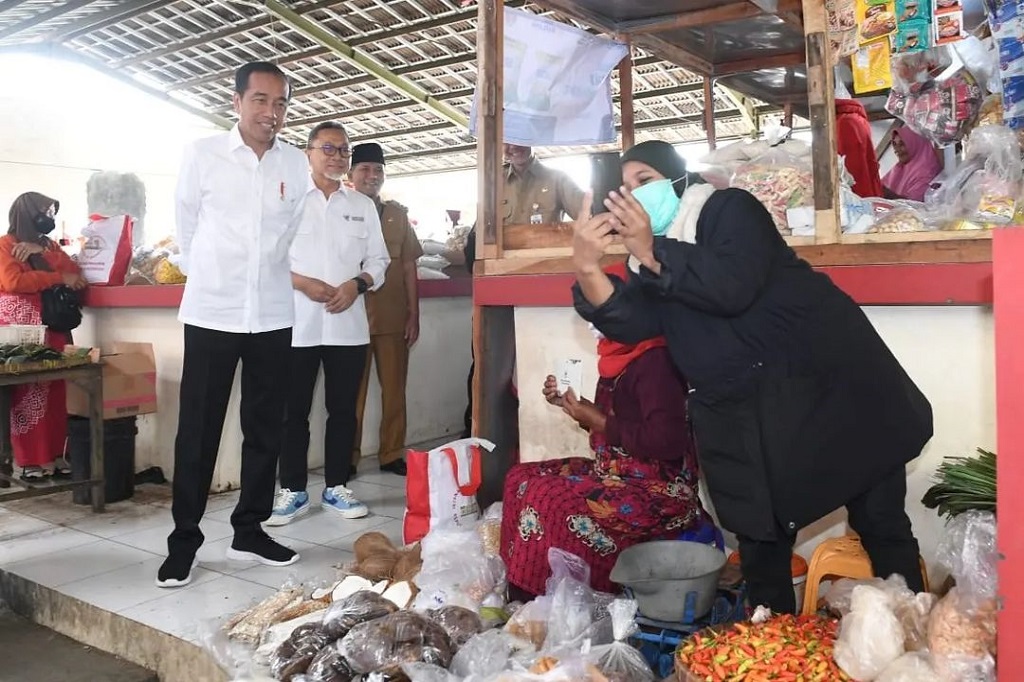 Presiden Joko Widodo (Jokowi) mengunjungi Pasar Selo dan Pasar Cepego di Kabupaten Boyolali saat mengawali kunjungan kerja di Provinsi Jawa Tengah, Senin, 10 April 2023.