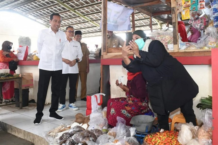 Presiden Joko Widodo (Jokowi) mengunjungi Pasar Selo dan Pasar Cepego di Kabupaten Boyolali saat mengawali kunjungan kerja di Provinsi Jawa Tengah, Senin, 10 April 2023.