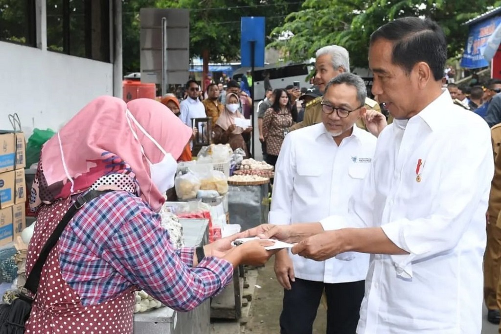 Tidak hanya kepada Suharti, Presiden juga sempat bertanya kepada pedagang lain, Bariyah, soal harga kebutuhan pokok. Bariyah menyebut harga sejumlah kebutuhan pokok di Pasar Selo mengalami penurunan.