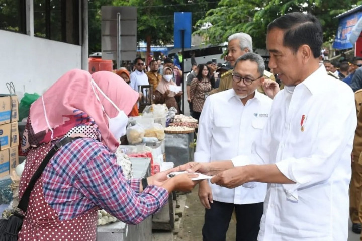 Tidak hanya kepada Suharti, Presiden juga sempat bertanya kepada pedagang lain, Bariyah, soal harga kebutuhan pokok. Bariyah menyebut harga sejumlah kebutuhan pokok di Pasar Selo mengalami penurunan.