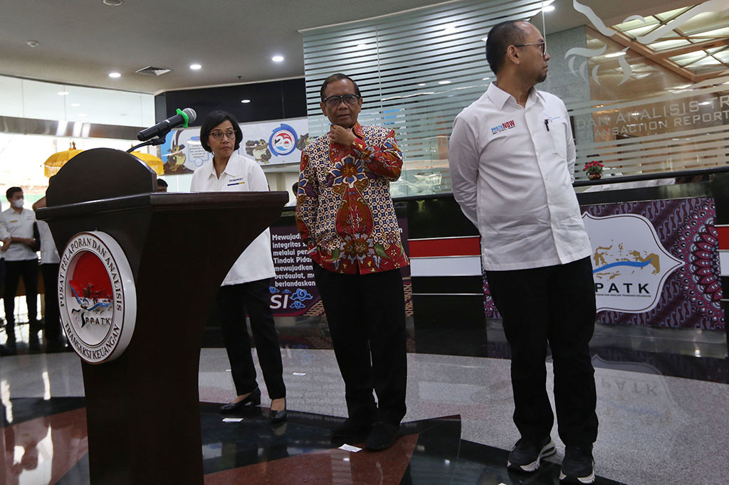 Dalam kesempatan yang sama, Mahfud pun menyampaikan tim gabungan atau satgas tersebut akan melibatkan sejumlah pihak. Di antaranya, Pusat Pelaporan dan Analisis Transaksi Keuangan (PPATK), Direktorat Jenderal Pajak (Ditjen Pajak), Ditjen Bea dan Cukai, dan Bareskrim Polri.