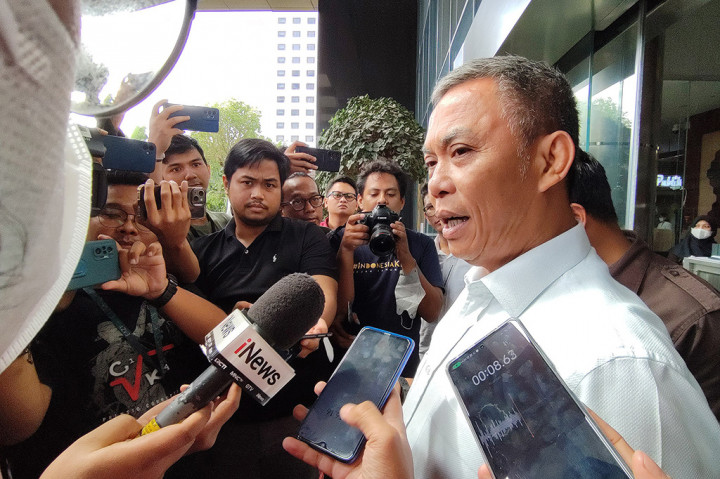 Dia juga sedikit menjelaskan salah satu hal yang ditanyakan penyidik adalah soal tanda tangan Prasetyo dalam setiap undangan terhadap Satuan Kerja Perangkat Daerah (SKPD).