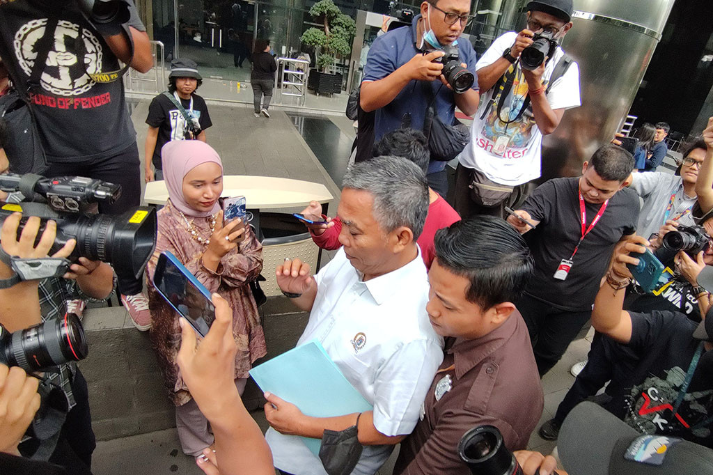 Kendati demikian, KPK belum dapat menyampaikan pihak-pihak yang berstatus tersangka maupun uraian dugaan tindak pidana yang terjadi. Hal itu akan disampaikan KPK setelah penyidikan dianggap cukup. 