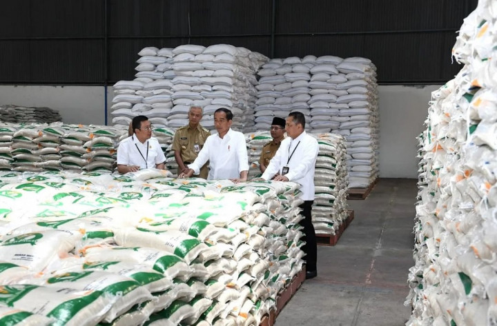 Presiden Joko Widodo (Jokowi) menyalurkan Cadangan Beras Pemerintah (CBP) sebagai bantuan pangan tahun 2023 di BUMN Logistik Gudang Bulog di Kartasura, Sukoharjo Kabupaten, Jawa Tengah, Senin, 10 April 2023