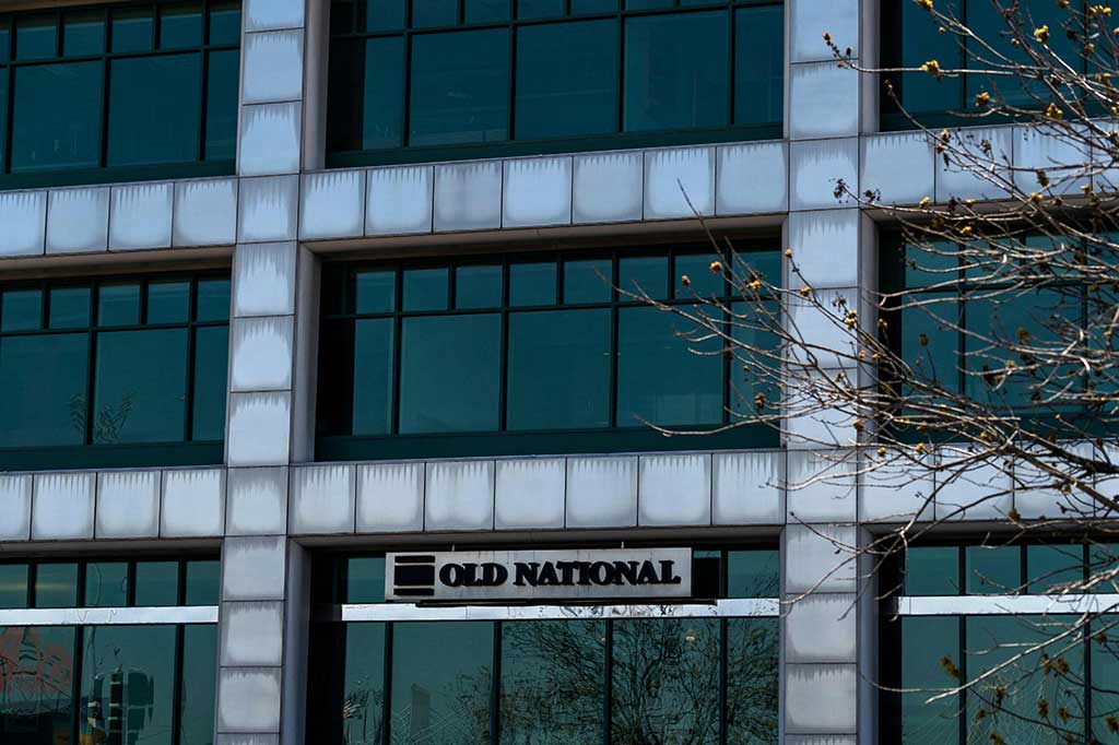 Tidak ada kabar langsung tentang motif tersangka, tetapi CNN mengutip sumber penegak hukum yang mengatakan pelaku baru saja diberitahu bahwa dia kehilangan pekerjaannya.