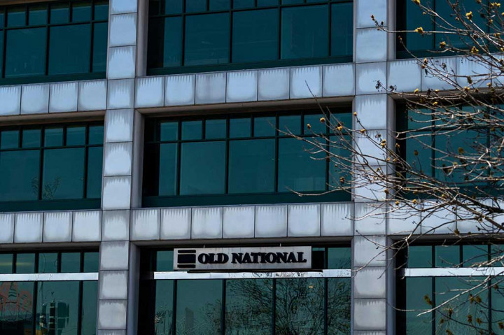 Tidak ada kabar langsung tentang motif tersangka, tetapi CNN mengutip sumber penegak hukum yang mengatakan pelaku baru saja diberitahu bahwa dia kehilangan pekerjaannya.