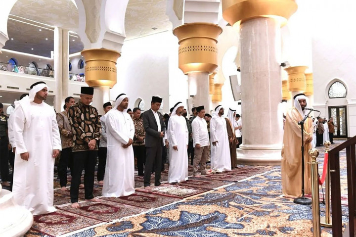 Dalam kesempatan tersebut, Sheikh Sultan Al Marzooqi bertindak selaku imam salat tarawih. Sementara itu, bertindak selaku bilal adalah Tsabit Maula Ahmad, dan muazin adalah Zayed Al Mansoori. Sheikh Sultan Al Marzooqi kemudian memimpin salat tarawih dan witir sebanyak 23 rakaat. 