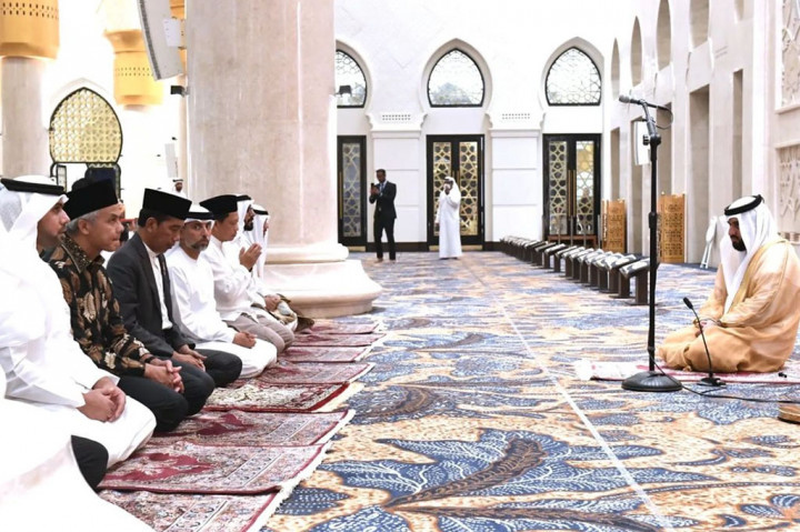 Presiden Joko Widodo melaksanakan salat tarawih berjemaah di Masjid Raya Sheikh Zayed, Kota Surakarta, Provinsi Jawa Tengah pada Senin malam, 10 April 2023. 