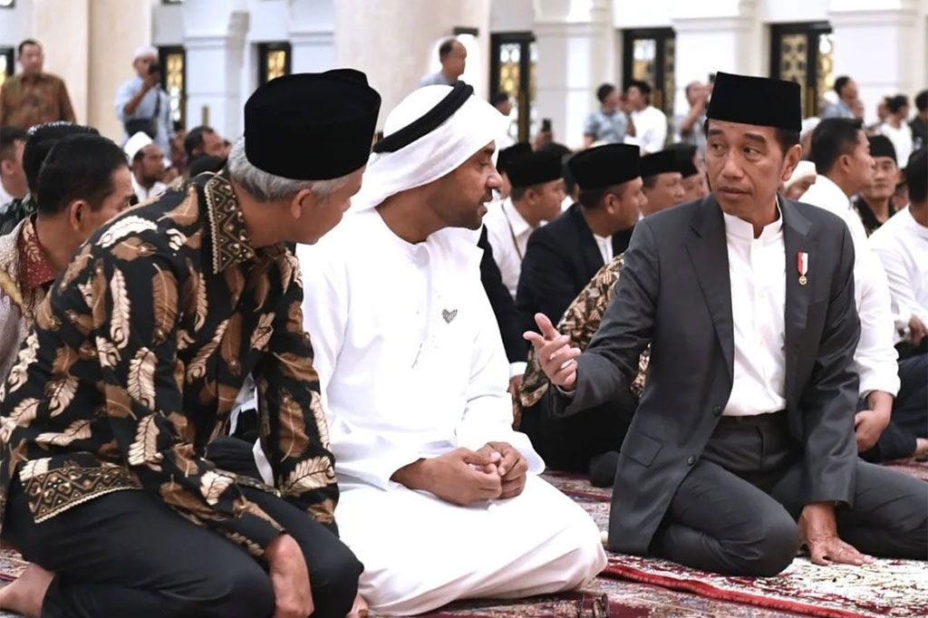Tampak hadir Menteri Energi dan Infrastruktur Persatuan Emirat Arab Suhail Mohammed Al Mazroei yang berdiri di samping Presiden Jokowi.