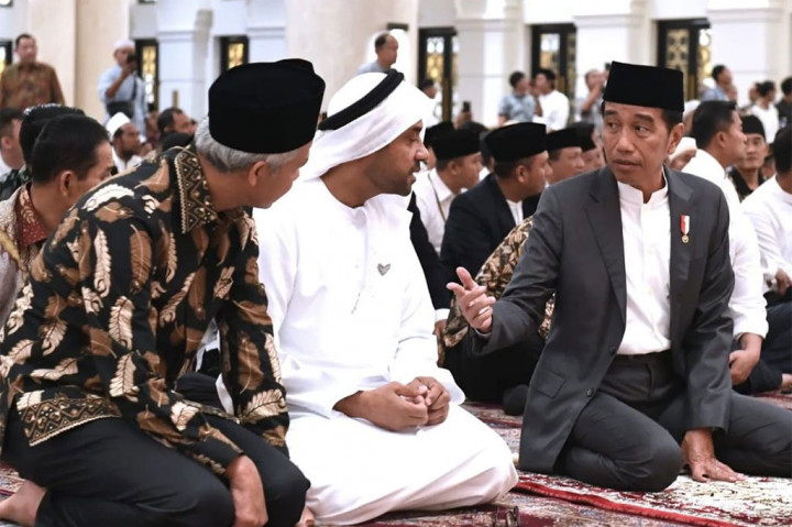 Tampak hadir Menteri Energi dan Infrastruktur Persatuan Emirat Arab Suhail Mohammed Al Mazroei yang berdiri di samping Presiden Jokowi.