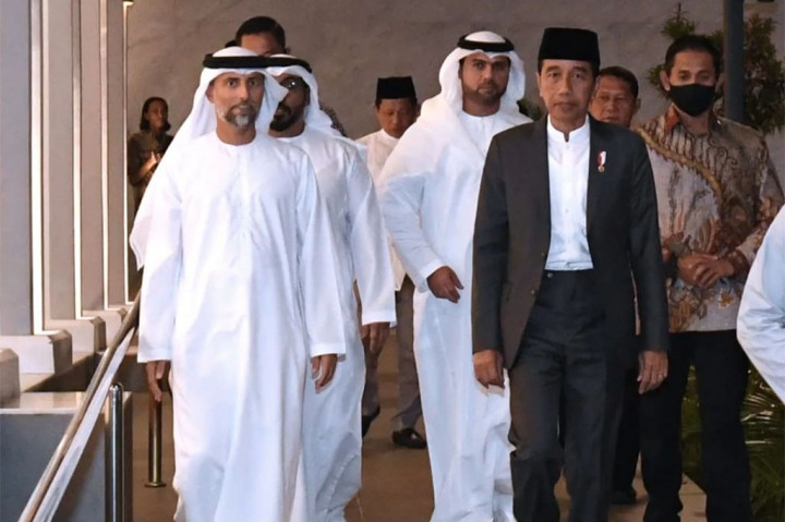 Selesai salat, Presiden Jokowi langsung menuju Swis-bel Hotel, Kota Surakarta untuk mengikuti peringatan Zayed Humanitarian Day.