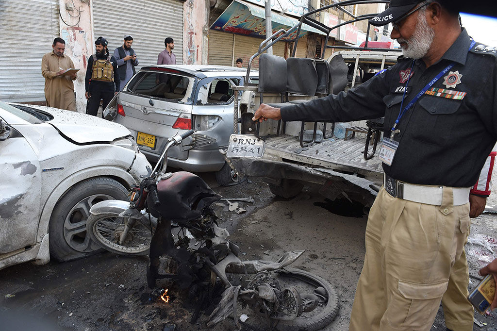 Bom tersebut menargetkan sebuah kendaraan polisi di pasar yang sibuk di Quetta, ibu kota Balochistan, yang merupakan rumah bagi beberapa pemberontak separatis dan Islamis.