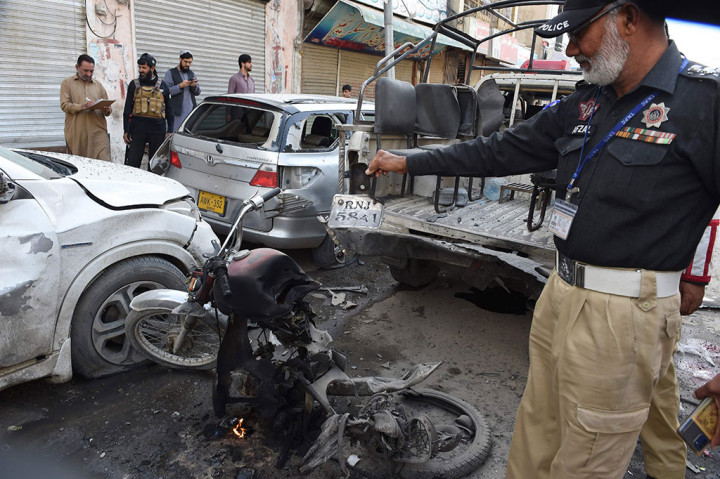 Bom tersebut menargetkan sebuah kendaraan polisi di pasar yang sibuk di Quetta, ibu kota Balochistan, yang merupakan rumah bagi beberapa pemberontak separatis dan Islamis.