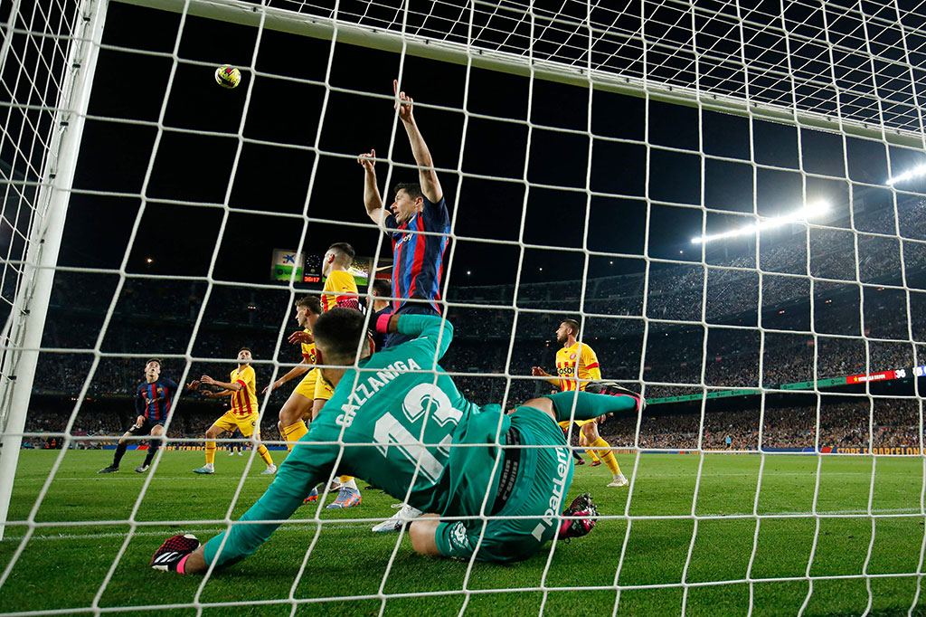 Girona nyaris melakukan gol bunuh diri pada menit ke-10. Umpan Gavi kepada Lewandowski disontek Santiago Bueno kepada kiper Paulo Gazzaniga. Penjaga gawang asal Argentina itu berjibaku dan bola nyaris menjebol gawangnya sendiri.