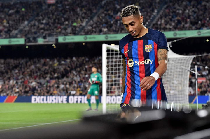 Raphinha nyaris membawa tuan rumah unggul pada menit ke-36. Kerja sama Alejandro Balde dengan Raphinha di sisi kanan diakhiri dengan sepakan Raphinha dari sudut sempit yang masih diselamatkan oleh Gazzaniga.