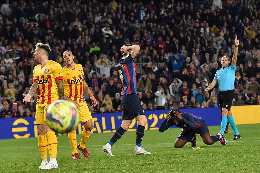 Xavi memasukkan Franck Kessie, Ferran Torres dan Jordi Alba untuk memberikan alternatif serangan jelang akhir pertandingan. Para pemain pengganti itu membuat serangan Barcelona lebih berbahaya, tetapi skor 0-0 tetap bertahan hingga pertandingan berakhir. 