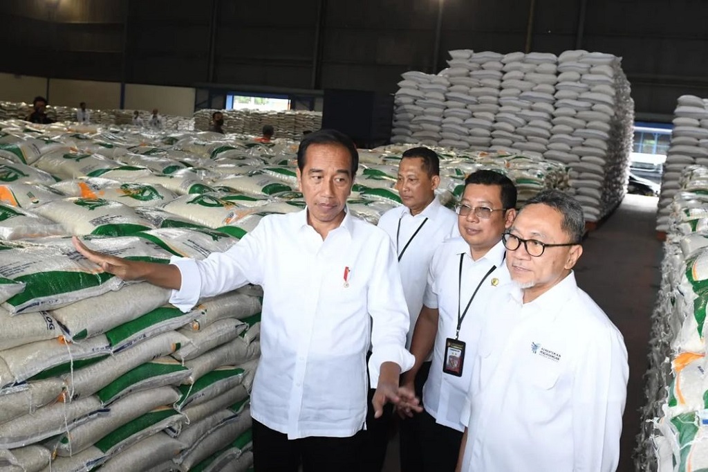 Presiden Joko Widodo (Jokowi) menyalurkan Cadangan Beras Pemerintah (CBP) sebagai bantuan pangan tahun 2023 di BUMN Logistik Gudang Bulog di Kartasura, Sukoharjo Kabupaten, Jawa Tengah, Senin, 10 April 2023.