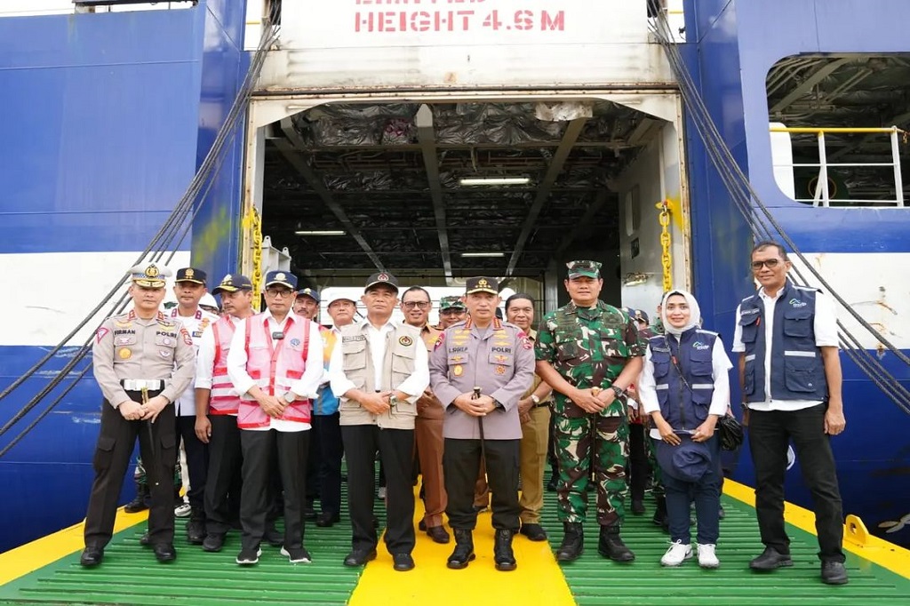 Panglima TNI dan rombongan juga berkesempatan melihat dan menaiki salah satu kapal yang akan digunakan pada arus mudik lebaran tersebut.