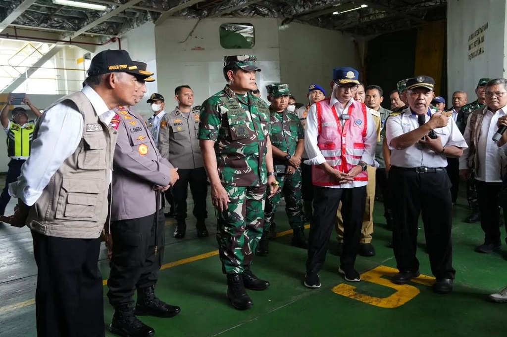 Panglima TNI juga berkesempatan menyaksikan simulasi proses masuknya kendaraan roda empat dan roda dua dari proses tiketing sampai dengan masuk ke dalam kapal yang disiapkan bagi pemudik yang membawa kendaraan.