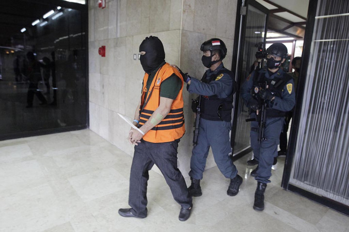 Kementerian Lingkungan Hidup dan Kehutanan (KLHK) menindak pemodal alias cukong tambang timah ilegal yang telah merusak ekosistem mangrove dan pesisir di Kecamatan Manggar, Kabupaten Belitung Timur, Provinsi Bangka Belitung.