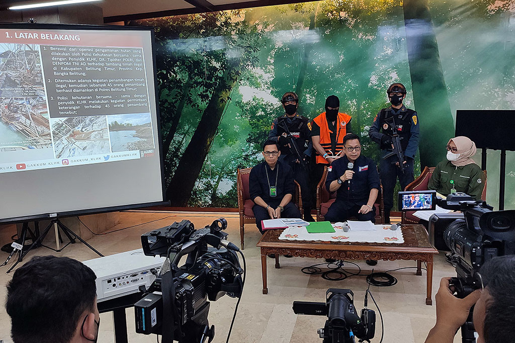 Selama penyidikan, tersangka ditahan di Rumah Tahanan Salemba. Sedangkan, dua tersangka lainnya masih buron.