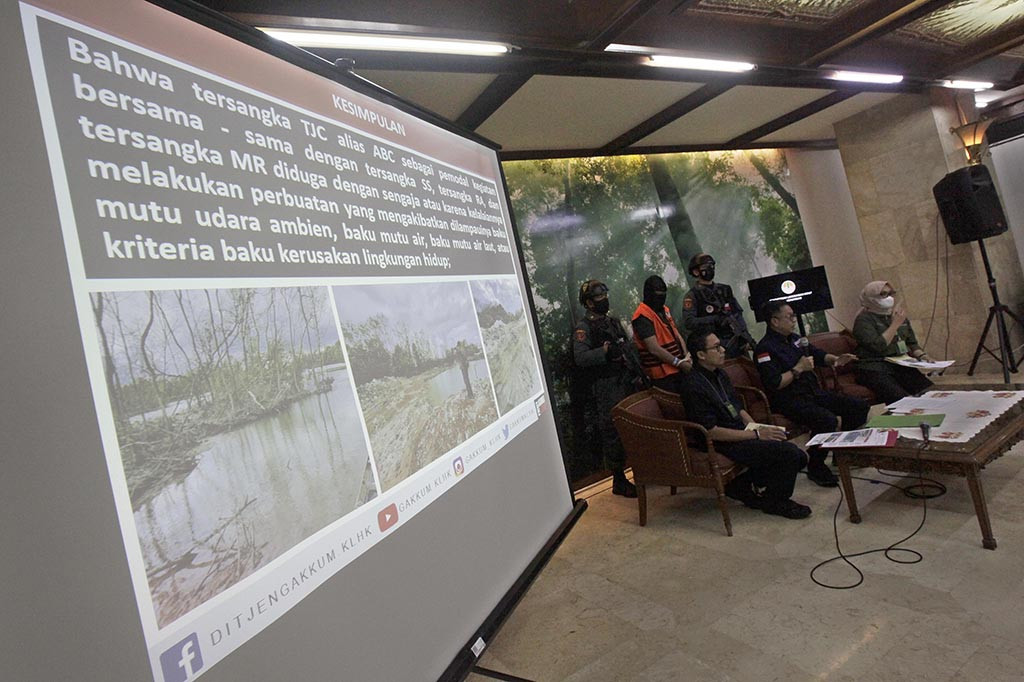 Direktur Penegakan Hukum Pidana KLHK Yazid Nurhuda menjelaskan pengembangan kasus itu berdasarkan atas keterangan yang diperoleh dari ketiga tersangka lainnya, bahwa tersangka TJC menjadi cukong yang memiliki lokasi penampungan dan peralatan pengolahan yang biasa disebut 'meja goyang' pasir timah dekat Jembatan Kota Manggar.