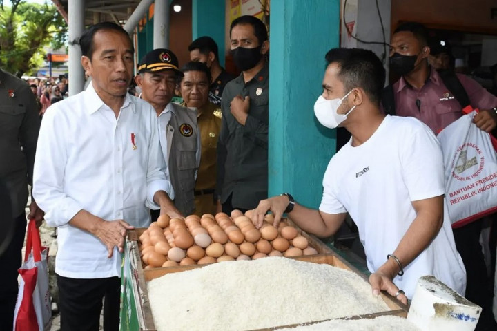 Meski harga sejumlah kebutuhan pokok cukup tinggi, Presiden Jokowi memastikan bahwa ketersediaan kebutuhan pokok jelang Hari Raya Idul Fitri 1444 Hijriah masih terkendali.