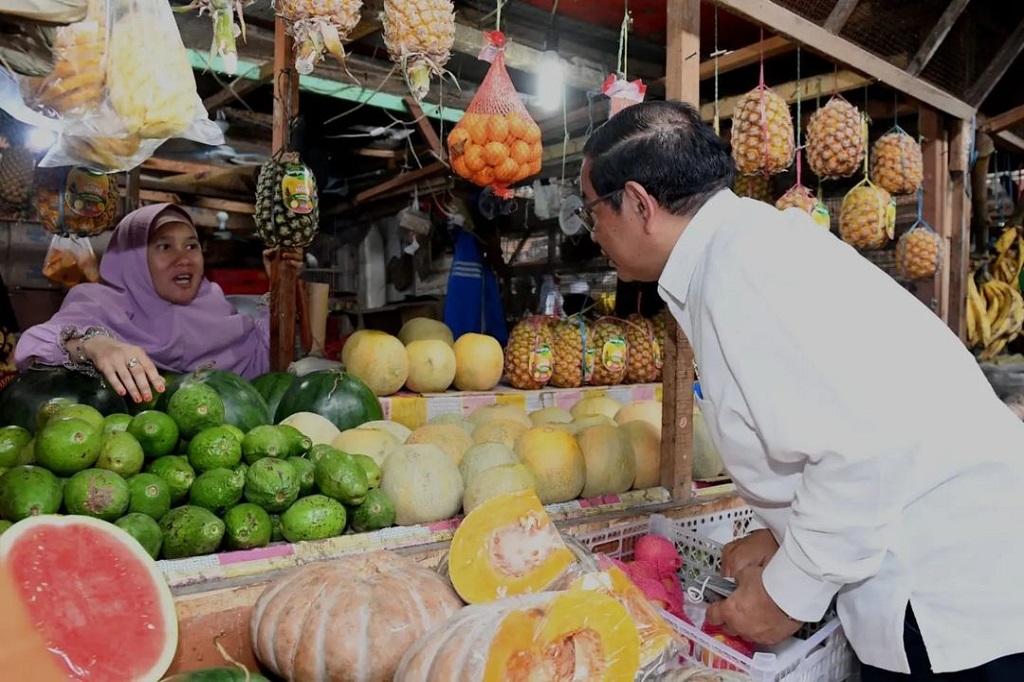 Jokowi menemukan data di lapangan bahwa harga sejumlah kebutuhan pokok di Pasar Kelapa cukup tinggi jika dibandingkan dengan harga di sejumlah pasar di daerah lain.