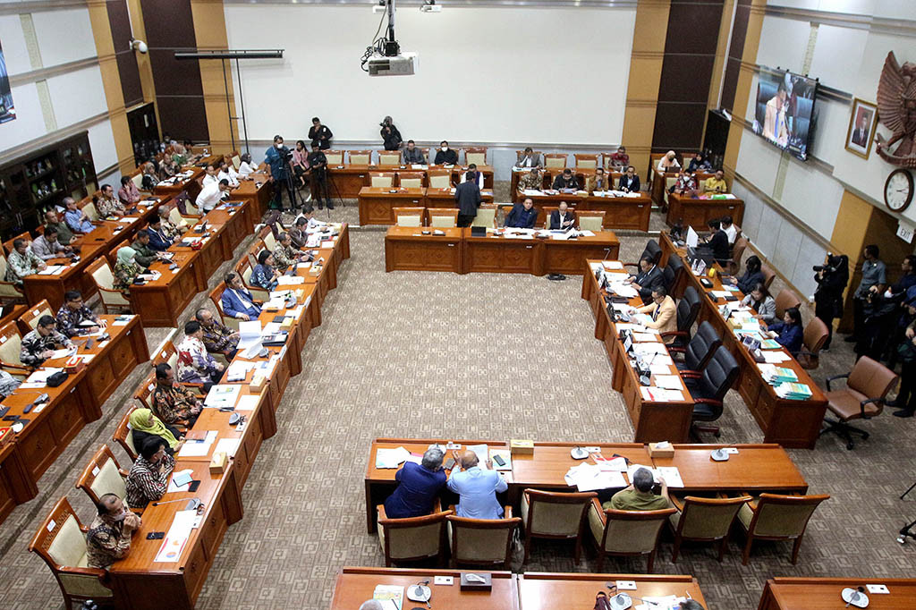 Kedua, lanjut Mahfud, dari 300 laporan hasil analisis atau laporan hasil pemeriksaan sebagian sudah ditindaklanjuti sebagian lainnya masih dalam penyelesaian, baik oleh Kementerian Keuangan maupun APH.