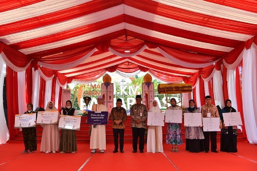 Sesaat setelah menyaksikan pengukuhan KDEKS Provinsi Kalimantan Selatan, Wapres K.H. Ma'ruf Amin didampingi Gubernur Kalimantan Selatan Sahbirin Noor berkesempatan untuk menyerahkan Bantuan Pangan, Bantuan Program Dedikasi Untuk Negeri, serta Sertifikat Halal Industri Kecil dan Menengah, di Taman Siring Nol Kilometer, Banjarmasin.