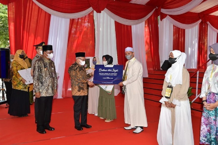 Wakil Presiden Maruf Amin optimistis Kalimantan Selatan sebagai daerah dengan 97 persen masyarakatnya beragama Islam, akan menjadi simpul utama peningkatan ekonomi dan keuangan syariah di Tanah Air.