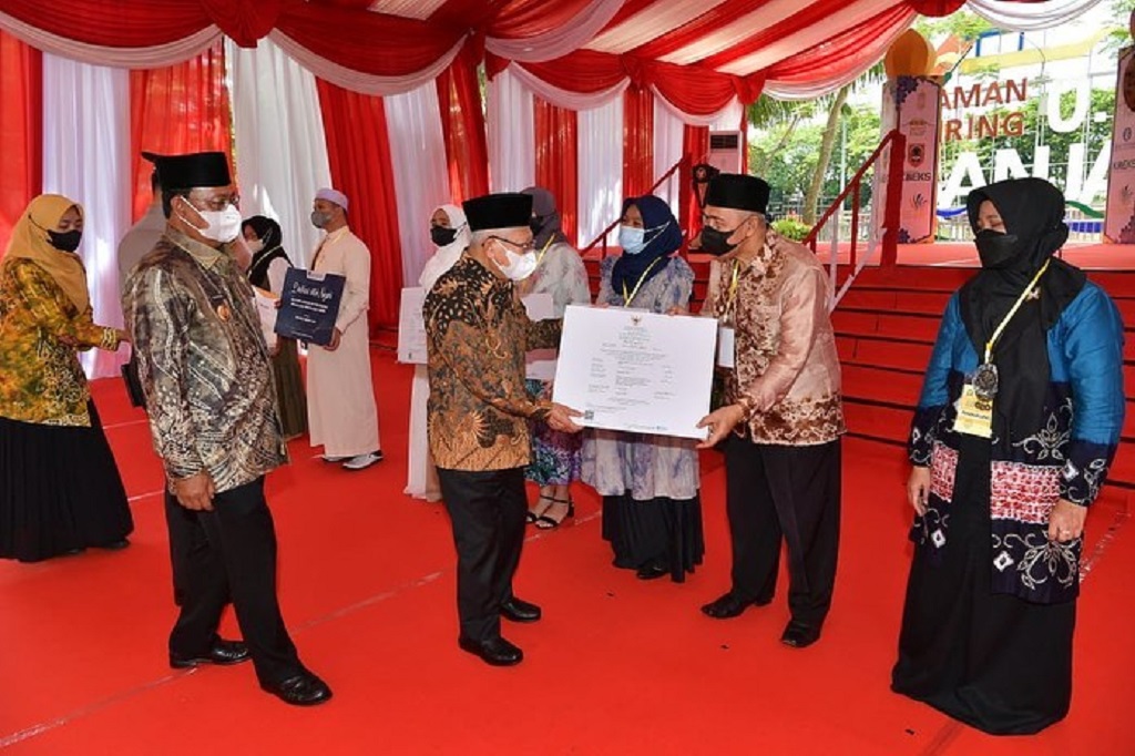 Hal itu disampaikan Wapres dalam sambutannya pada acara Pengukuhan Komite Daerah Ekonomi dan Keuangan Syariah (KDEKS) Provinsi Kalsel dan Peresmian Kalsel Nasional Halal Fair 2023 di Halaman Kantor Gubernur Kalimantan Selatan, Kota Banjarmasin, Kalimantan Selatan, Selasa.
