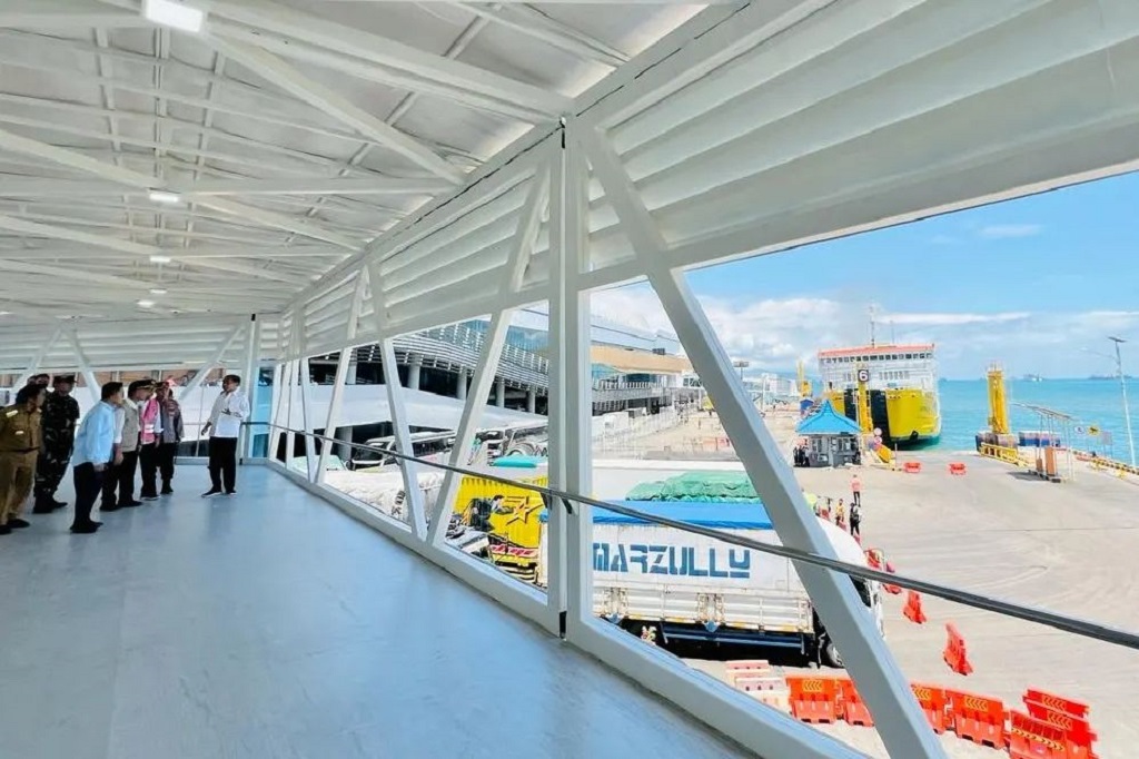 Presiden Jokowi juga meminta agar manajemen operasional di pelabuhan dikelola dengan baik, seperti penyediaan pelabuhan khusus untuk sepeda motor, pelabuhan khusus untuk mobil dan kendaraan kecil, serta pelabuhan khusus untuk kendaraan berat.