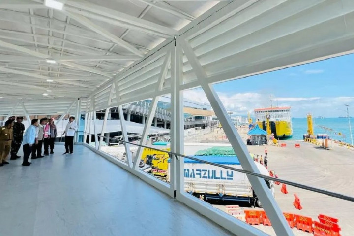 Presiden Jokowi juga meminta agar manajemen operasional di pelabuhan dikelola dengan baik, seperti penyediaan pelabuhan khusus untuk sepeda motor, pelabuhan khusus untuk mobil dan kendaraan kecil, serta pelabuhan khusus untuk kendaraan berat.