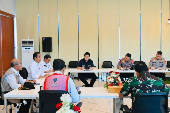 Presiden Joko Widodo memimpin rapat terbatas (ratas) bersama sejumlah Menteri Kabinet Indonesia Maju guna membahas persiapan mudik Lebaran tahun 2023. Ratas tersebut digelar di Pelabuhan Merak, pada Senin, 11 April 2023, usai Kepala Negara meninjau langsung kondisi Pelabuhan Merak jelang mudik Lebaran.