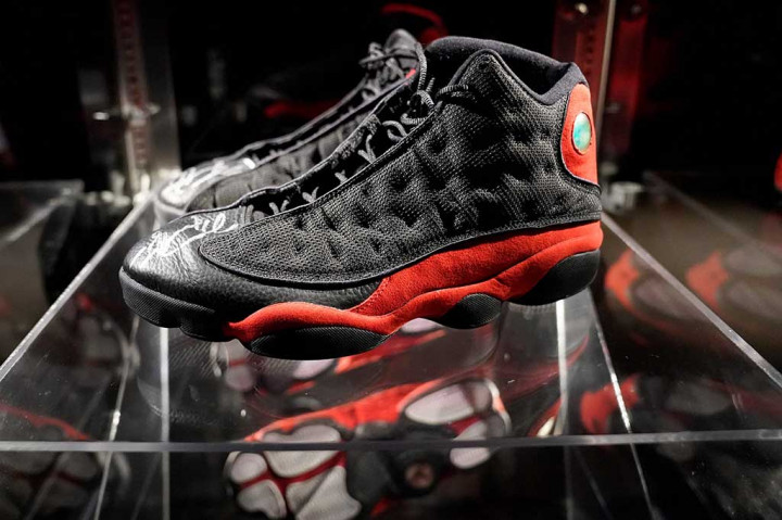 Pebasket hebat itu mengenakan 'Bred' Air Jordan 13 selama Game 2 Final NBA 1998 menuju gelar kejuaraan NBA keenam dan terakhirnya.
