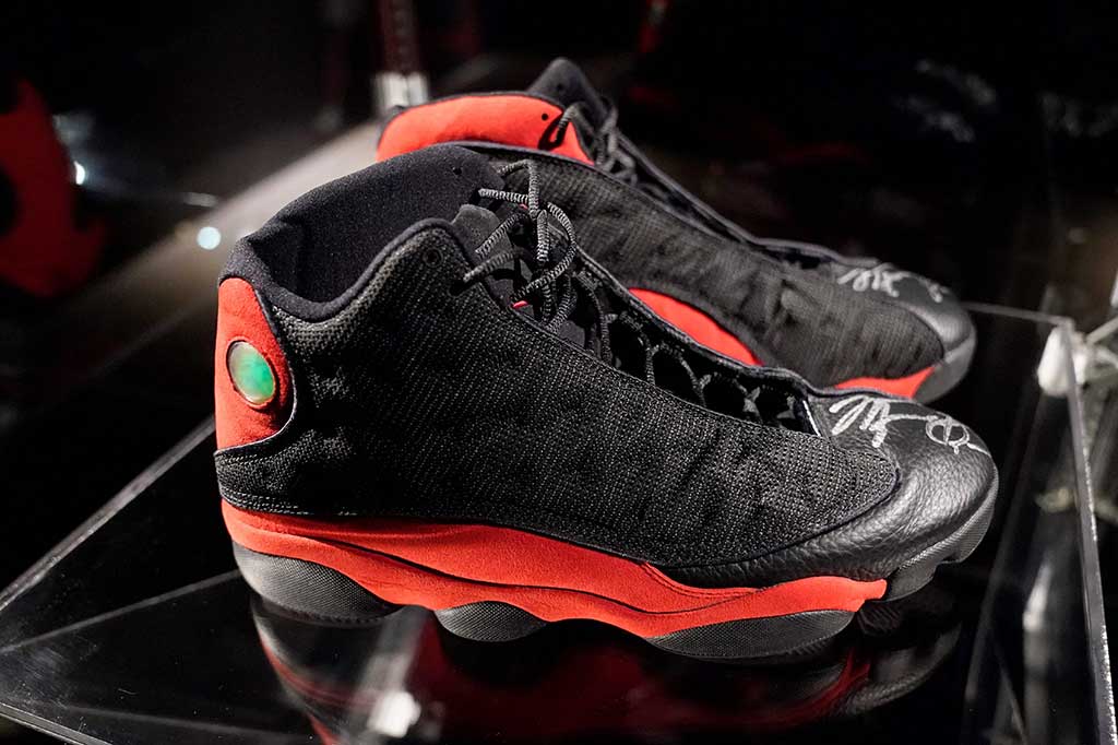 Sepasang sepatu kets yang dikenakan oleh superstar NBA Michael Jordan terjual seharga USD2,2 juta (setara Rp32 miliar) pada hari Selasa, 11 April 2023.
