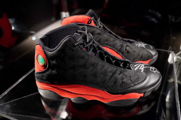 Sepasang sepatu kets yang dikenakan oleh superstar NBA Michael Jordan terjual seharga USD2,2 juta (setara Rp32 miliar) pada hari Selasa, 11 April 2023.
