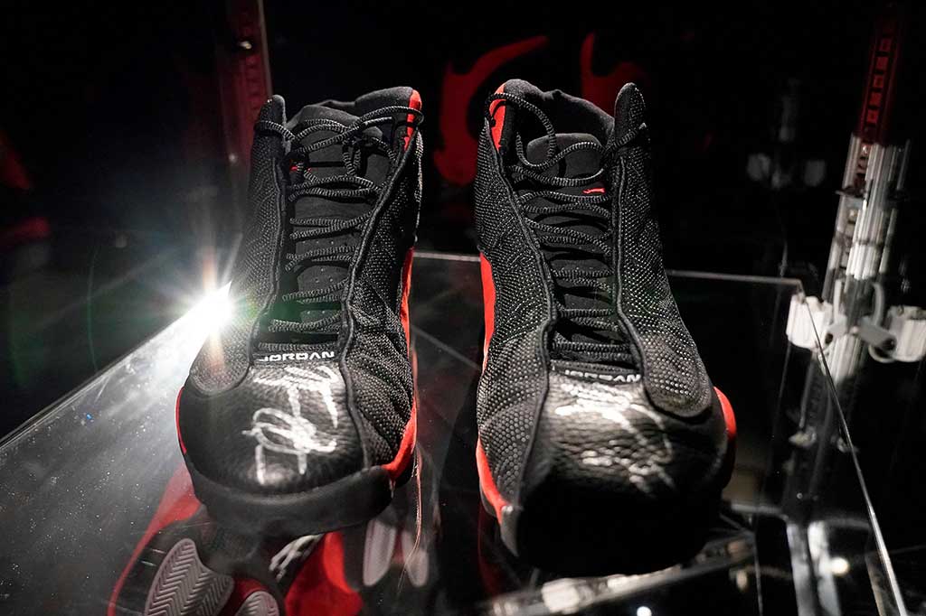 Rumah lelang mengatakan Jordan telah menandatangani sepatu itu dan memberikannya kepada seorang pemungut bola setelah pertandingan.