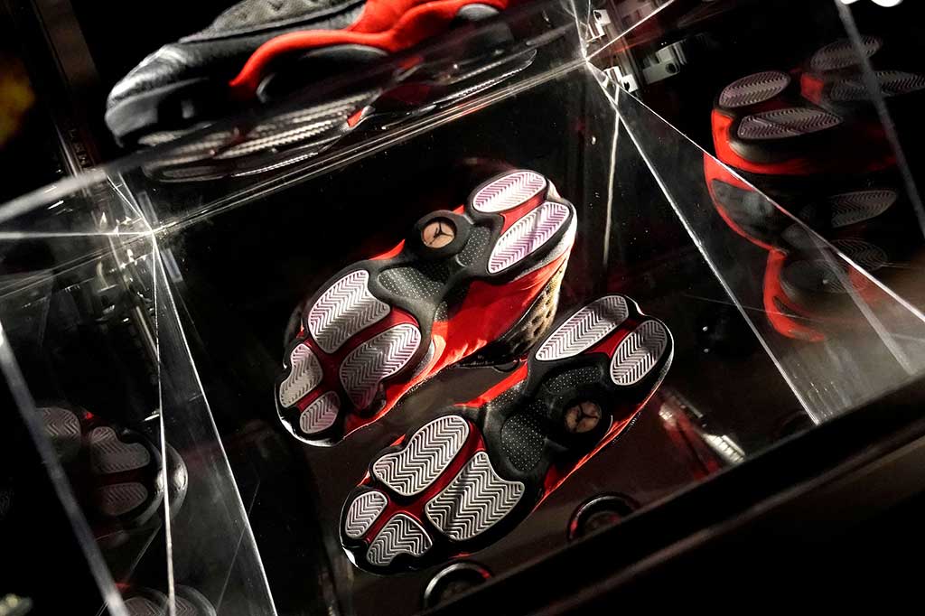 Penjualan itu memecahkan rekornya sendiri sebesar USD1,5 juta untuk sepatu kets, ditetapkan pada September 2021.